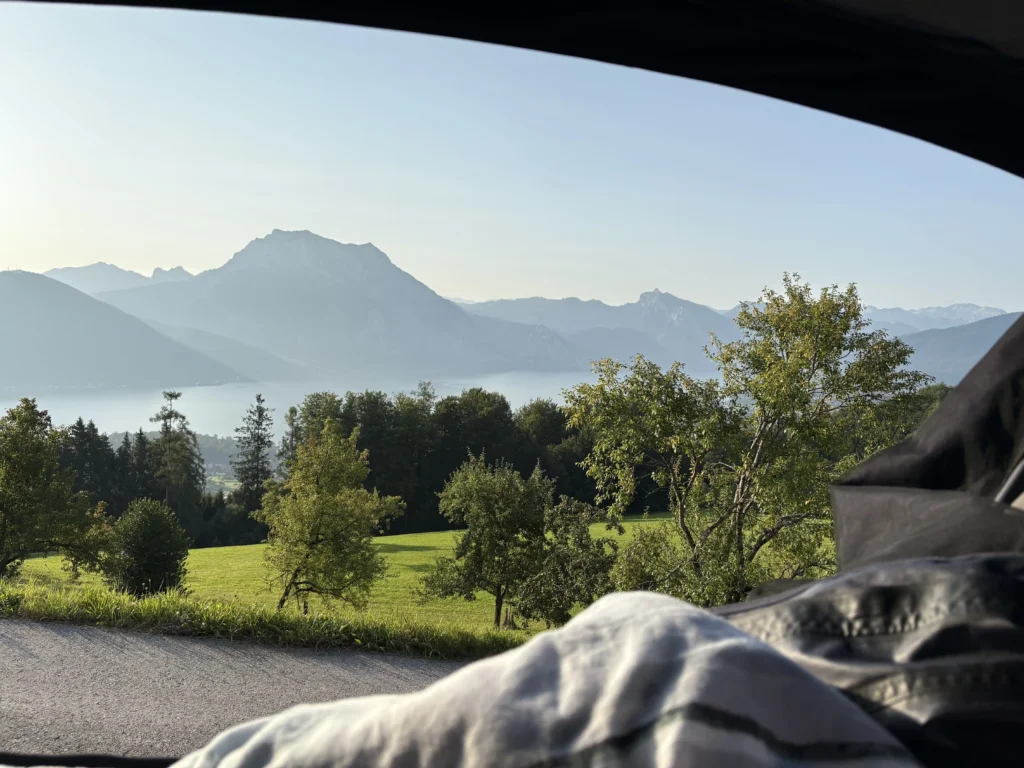 Glasklarer Traunsee mit Bergpanorama – idealer Dachzelt-Spot